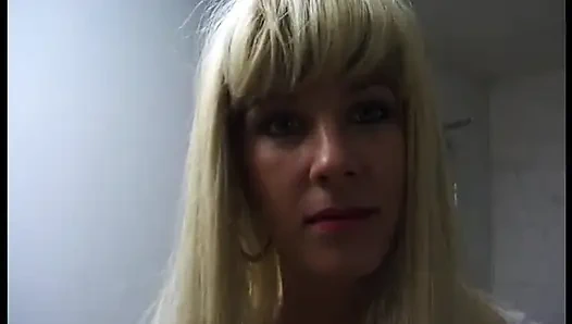 Sarışın sürtük bakış açısı videosunda yarak emiyor