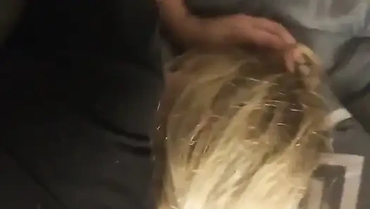 Ateşli sarışın iyi bir sikişmeyi seviyor