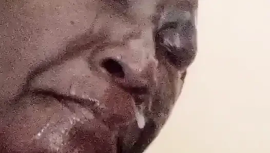 İri Güzel Nine Torununa Gırtlağına Kadar Sakso Çekiyor Sikiliyor Ve Yüzüne Boşaltıyor