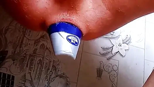 Şişeyi tamamen sokup kız gibi akıyorum. Yumruğum gerilmiş anüsüme boşaldıktan sonra boşalıyorum. Erkek fışkırtma