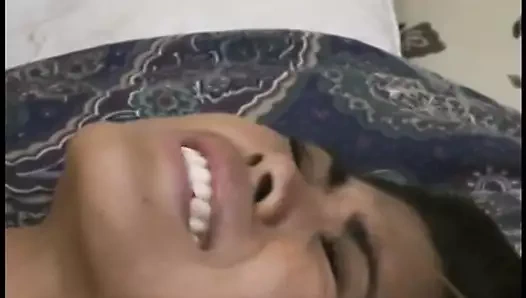 Egzotik Asyalı güzellik kızıl saçlı arkadaşıyla büyük zenci yarağını yemek istiyor