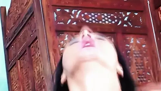 Sandra Romain'in göt deliği gargara yaparken esnetiliyor