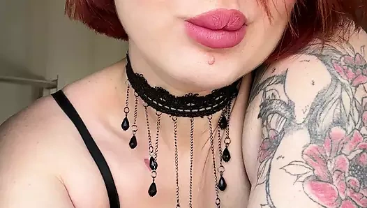 İç çamaşırımla meme uçlarımı okşuyor