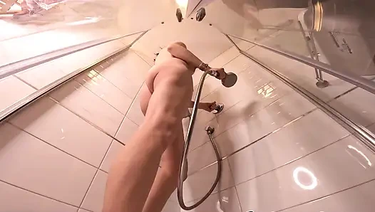 Ayaklarımın altında ol ve duş alıp vücudumu ve amımı nasıl yıkadığımı gör