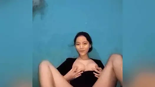 Seksi piliç seksi bir vücutla büyü yapıyor