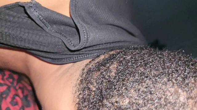 Zenci arkadaşımın amını yalıyorum. Amının tadı çok iyi ve uzun süre yalamak istiyorum