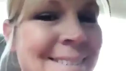 Teyze arabada yaramaz şeyler yapıyor