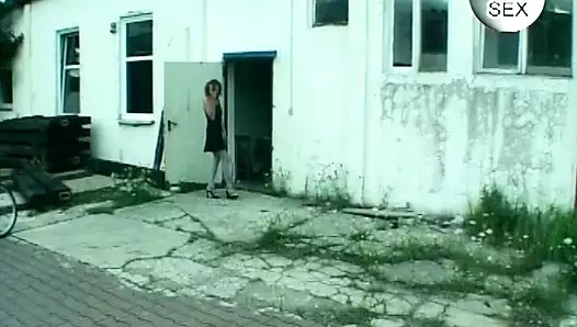 Almanya'dan zayıf bir bayan birden fazla sert yarakla parçalanıyor