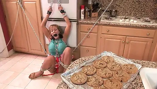 Büyük memeli ev hanımı tesisatçı tarafından bağlı ve sert sikiliyor