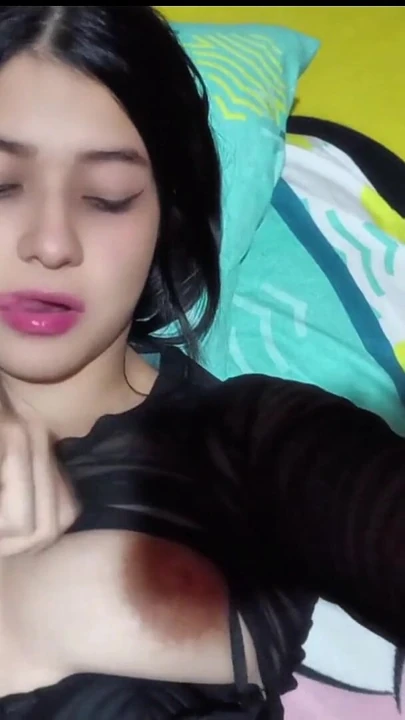 Сногсшибательный момент из "Симпатичная девушка мастурбирует в ванной"