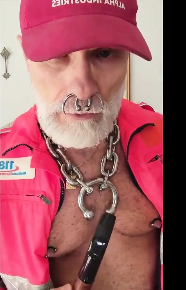 Üvey baba hi viz gear'da piposunu içiyor