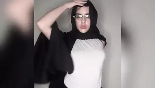 Tanga giyen Arap teşhirci yıla komşuları için pencerede poz veerek başlıyor