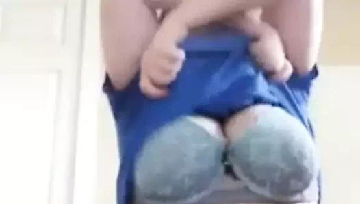 Genç şişman aynada kendine bakmayı seviyor