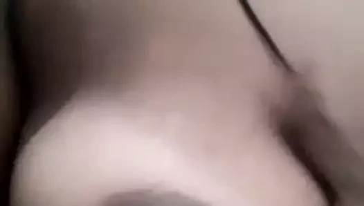 Göğüsler banyoda duştan önce delme