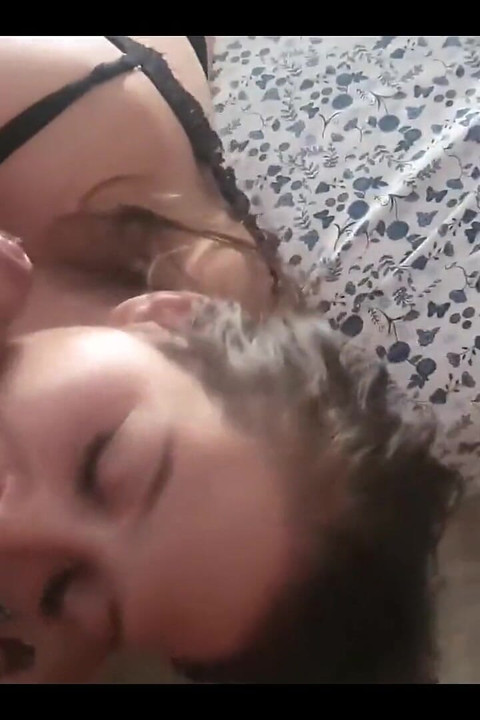 Ateşli orta yaşlı seksi kadın emiyor