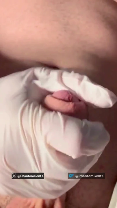 Döl öncesi penisi yağlıyor - PhantomGentx