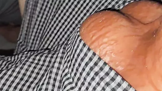 Üvey anne sorunu eline alıyor ve üvey oğlunun yarağını mastürbasyon yapıyor