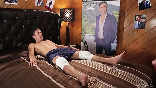 Takıntılı hayran Anikka Albrite ünlüyü sabote ediyor ve sonra onu derin sakso ve dölleme yolculuğuyla hemşirelik yapıyor