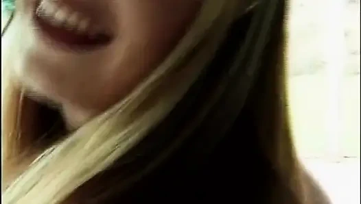 Sevimli ve seksi genç kız yakalandı