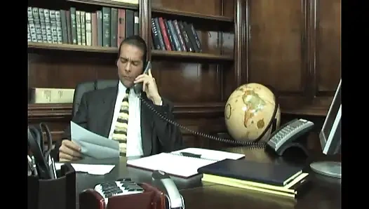 Üçlü sikiş, dildo oyunu, 69 pozisyonunda amcık yalama