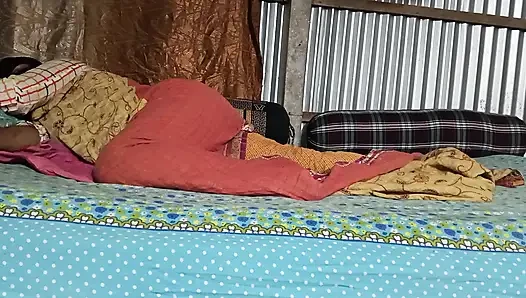 Üvey kız kardeş evde ilk kez köye dönüyor