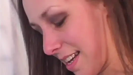 Sarışın Fransız fahişe lezbiyen eyleminde sidikle püskürtülüyor