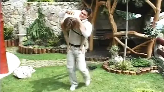 Çarpıcı yuvarlak götlü sarışın, büyük bir yarakla götten sikiliyor