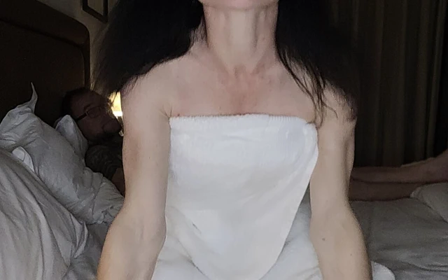 Ateşli bir duş sonrası kendimi boşaltıyorum