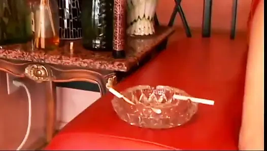 Ateşli sarışın büyük memeler iki büyük dildoyla amcığını sikiyor