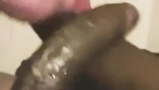 Büyük götlü beyaz kız şişman bir götü olduğunu gösteriyor