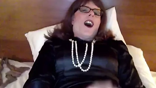 Sweeeet tranny mastürbasyon içinde saten elbise