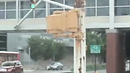 Lincoln otobüsü kütüphaneden geçiyor