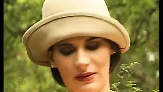 Ormanda açık havada büyük yapay penis ile solo mastürbasyon