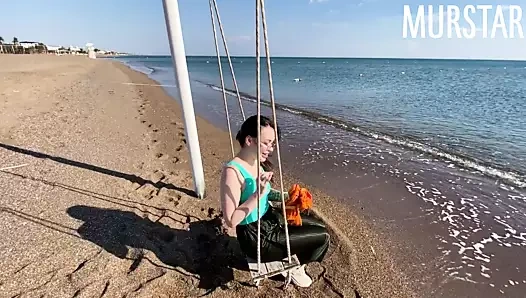 Sahilde bir kızla tanıştım ve onu otel odamda becerdim.