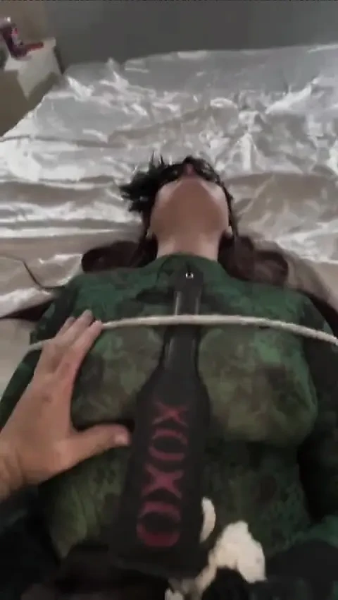 Жена связана, трахается и глотает большой член с порцией спермы