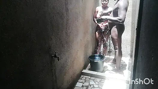 En iyi arkadaşımın karısı özel kısımlarını yıkarken beni duşta aradı. Cezbediciliğime karşı koyamadım.