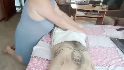 Ayak masajından sonra bir yarağı sıvazlıyor.