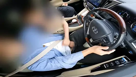 Bir sürücü sırasında sürekli boşalmak için bir el işi veren bir sapık evli kadın.