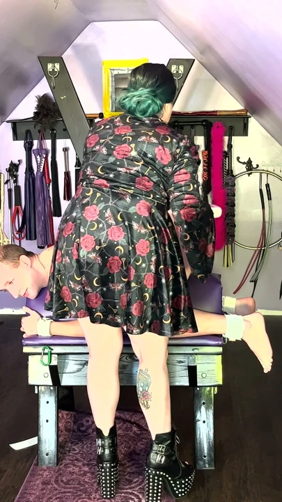 Domme Scarlett Rayne bağlayıp Jake Grand'in bacaklarını ağdalıyor