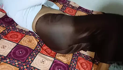 Üvey kız kardeşim çok azgın ve benden onu sağmamı ve amını sikmemi istiyor Hintli sevimli yenge