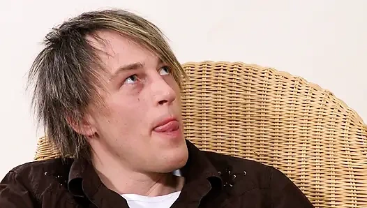 Sarışın piliç oturma odasında yerde sikişiyor