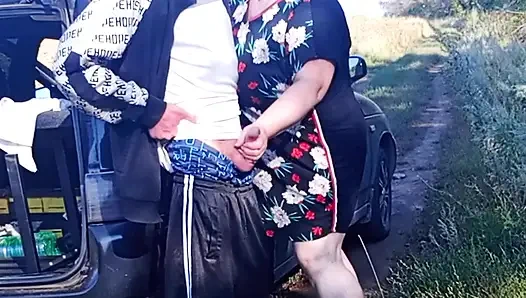 Ben işerken üvey annem sikimi tutuyor ve sonra herkesin içinde emiyor