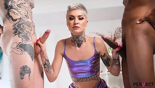 Tabitha Poison recibe un interracial en culo y coño seguido de un enorme facial!