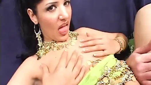 Asyalı amcık iş başında göğüslerine boşalıyor