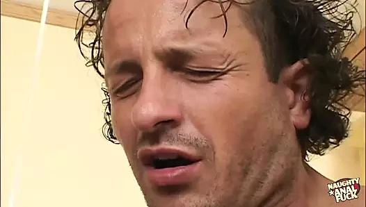 Banyo sırasında gırtlağına kadar alıyor