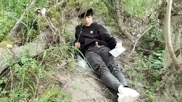 This gay twink sticks his cock through his fly to jerk off outside
