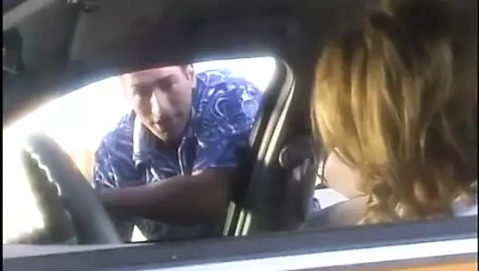 Güzel yarak emen sürtük dışarıda arabanın üstünde büyük bir yarağa binmeyi seviyor