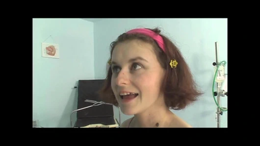 Genç amatör sıska kız doktor tarafından sikiliyor ve ağzına boşaltılıyor