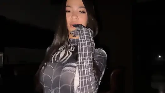 Örümcek kız sulu amcığıyla gününü kurtaracak!