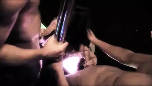 Esmer striptizci şovundan sonra müşterinin sikini emiyor